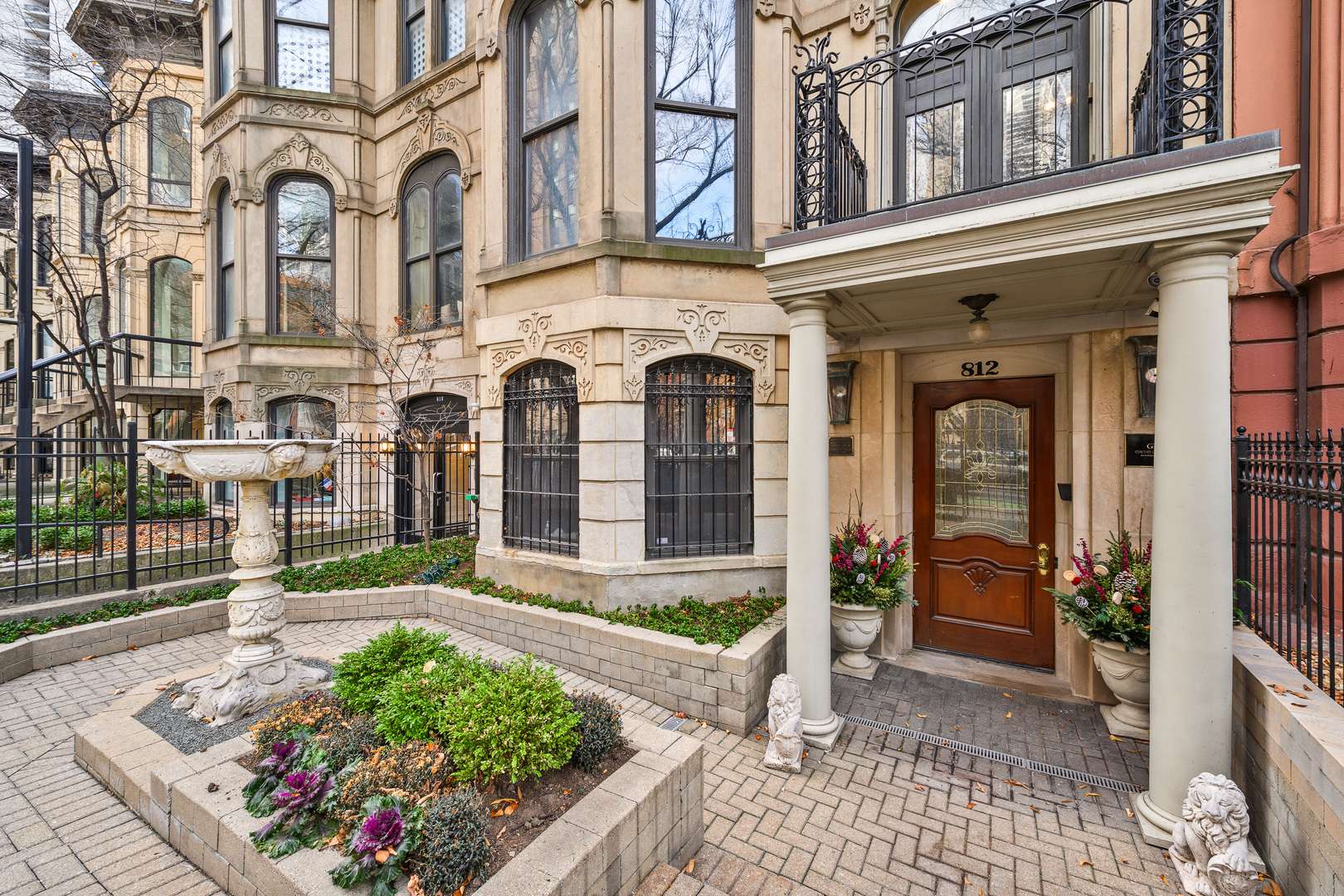 812 N Dearborn ST, Chicago, IL 60610