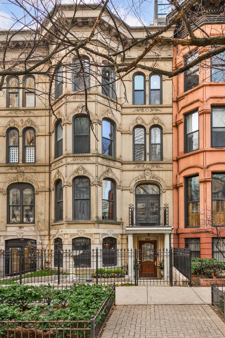 812 N Dearborn ST, Chicago, IL 60610