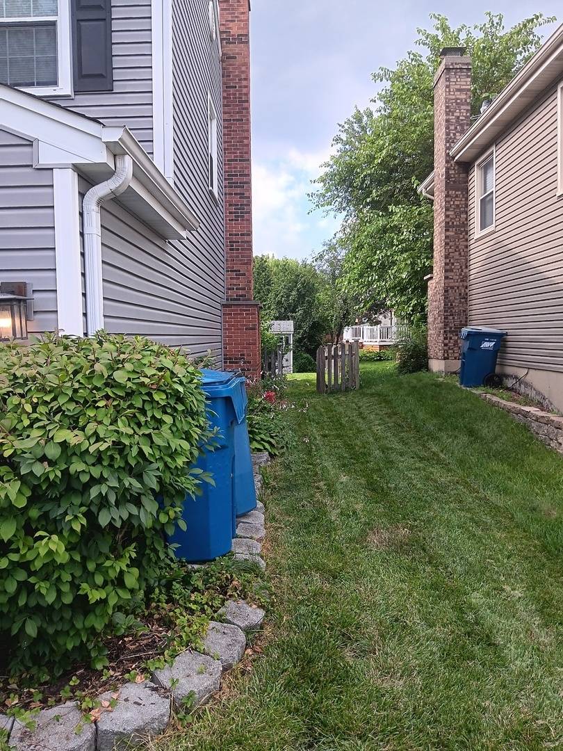 1024 Confederation DR, Bartlett, IL 60103