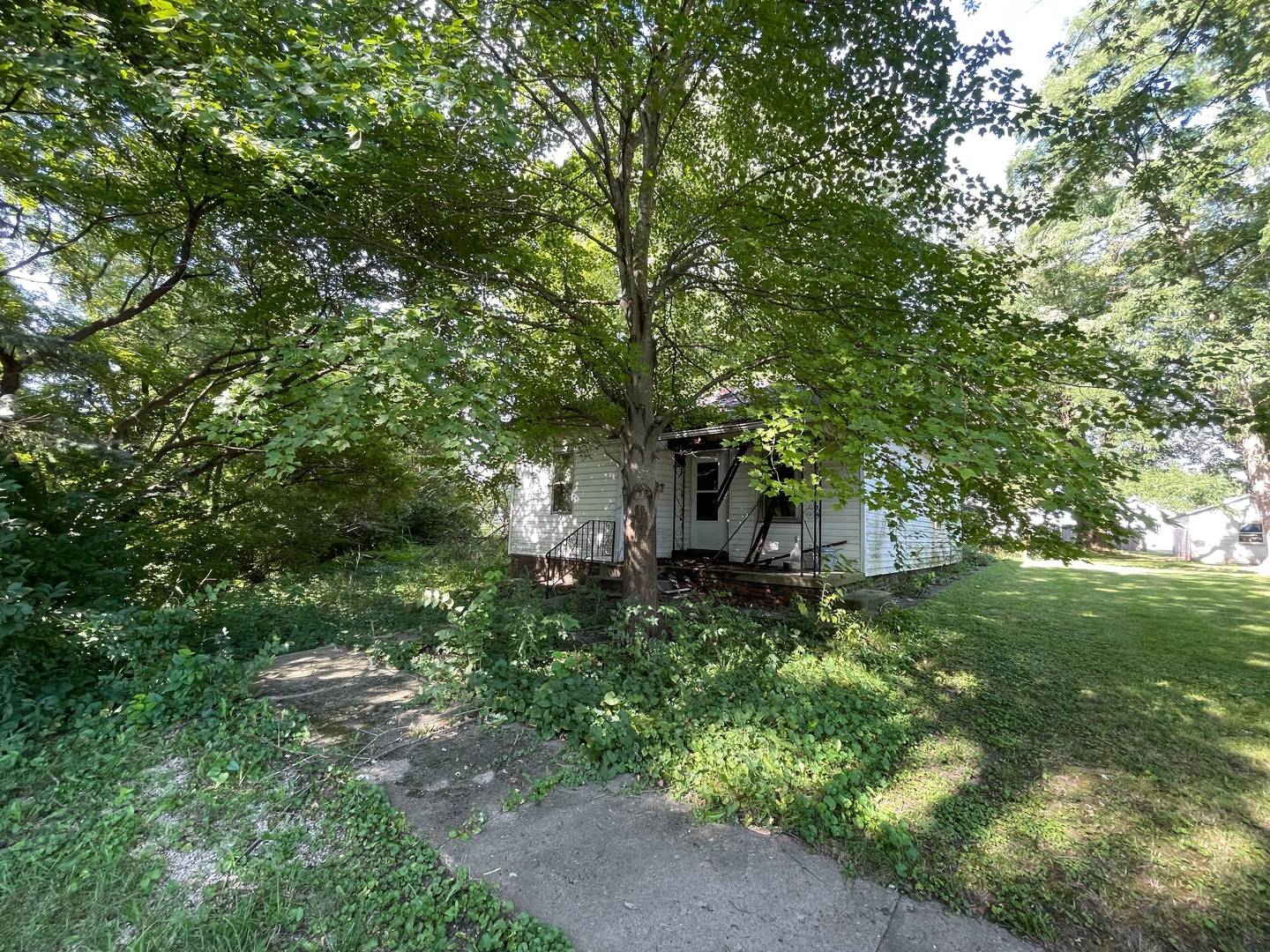 608 S Elm ST, Villa Grove, IL 61956