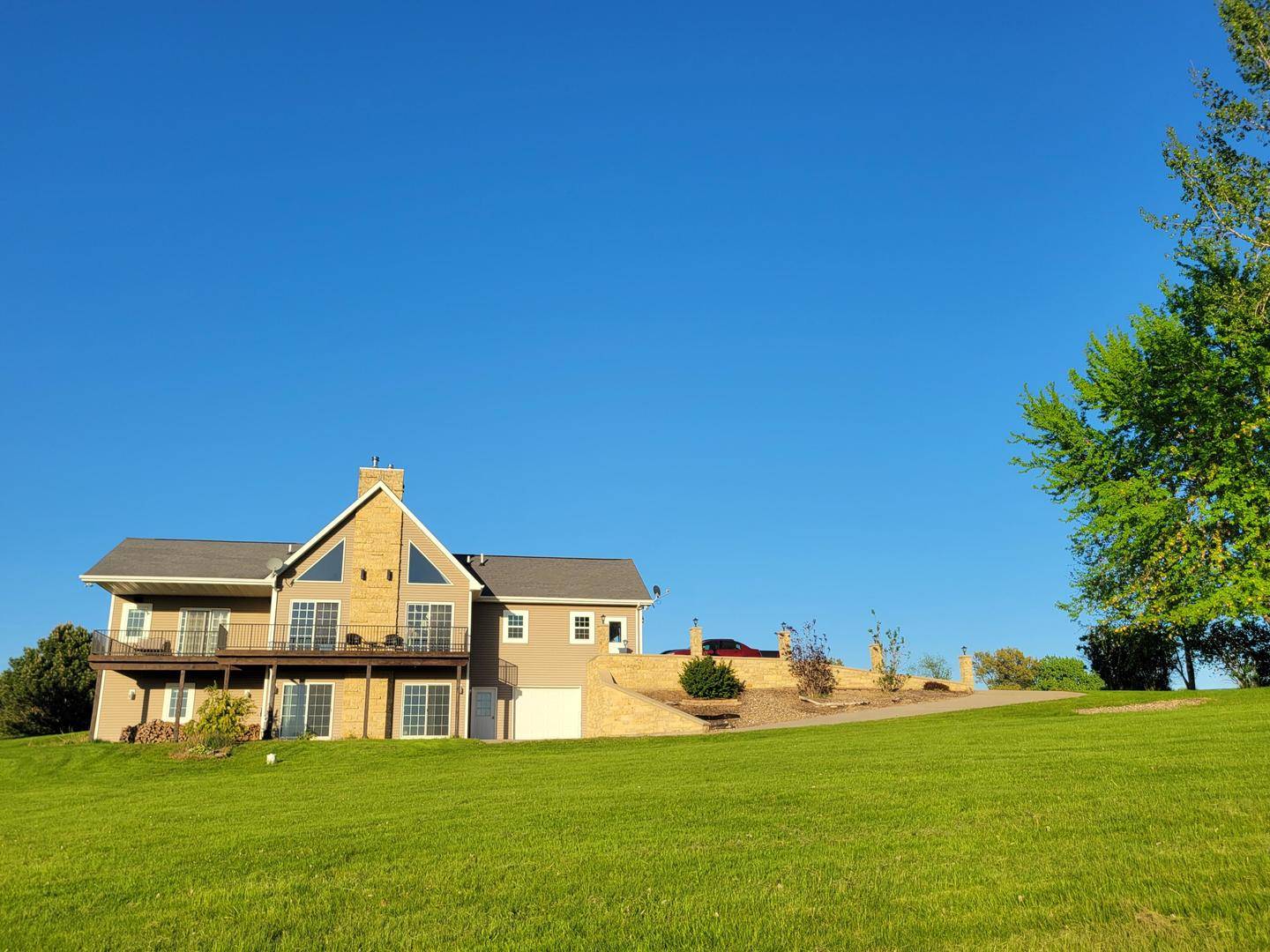 7648 N Indian Ridge RD, East Dubuque, IL 61025