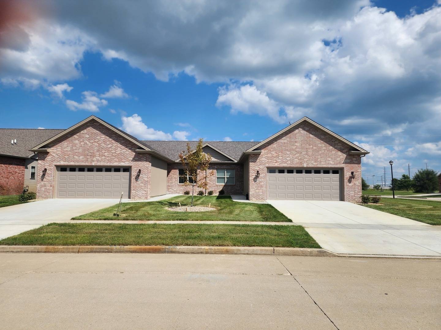 1922 Dunraven RD, Bloomington, IL 61704