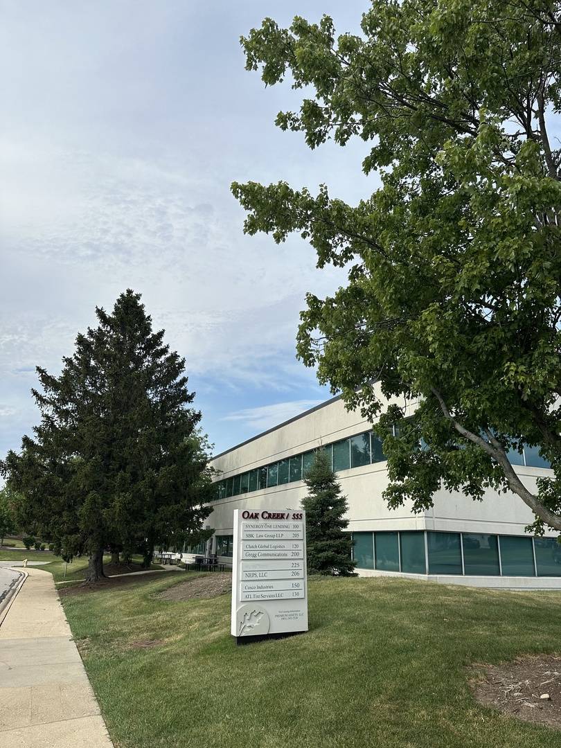 555 Waters Edge LN, Lombard, IL 60148