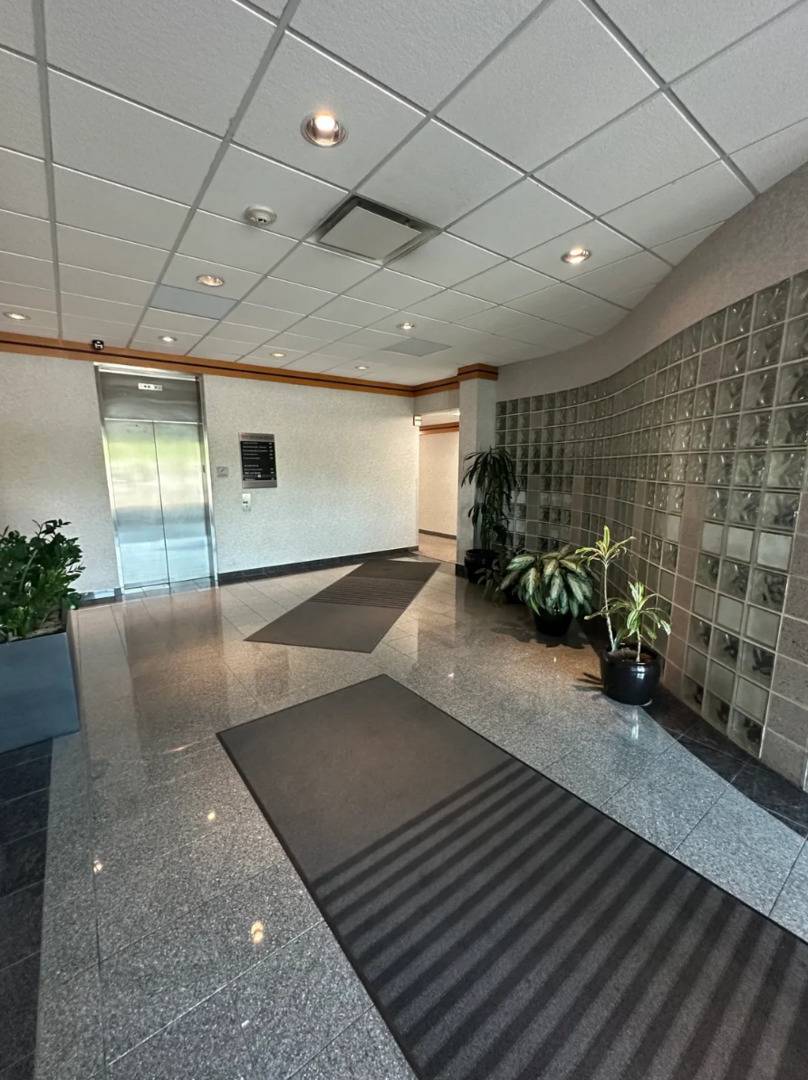 555 Waters Edge LN, Lombard, IL 60148