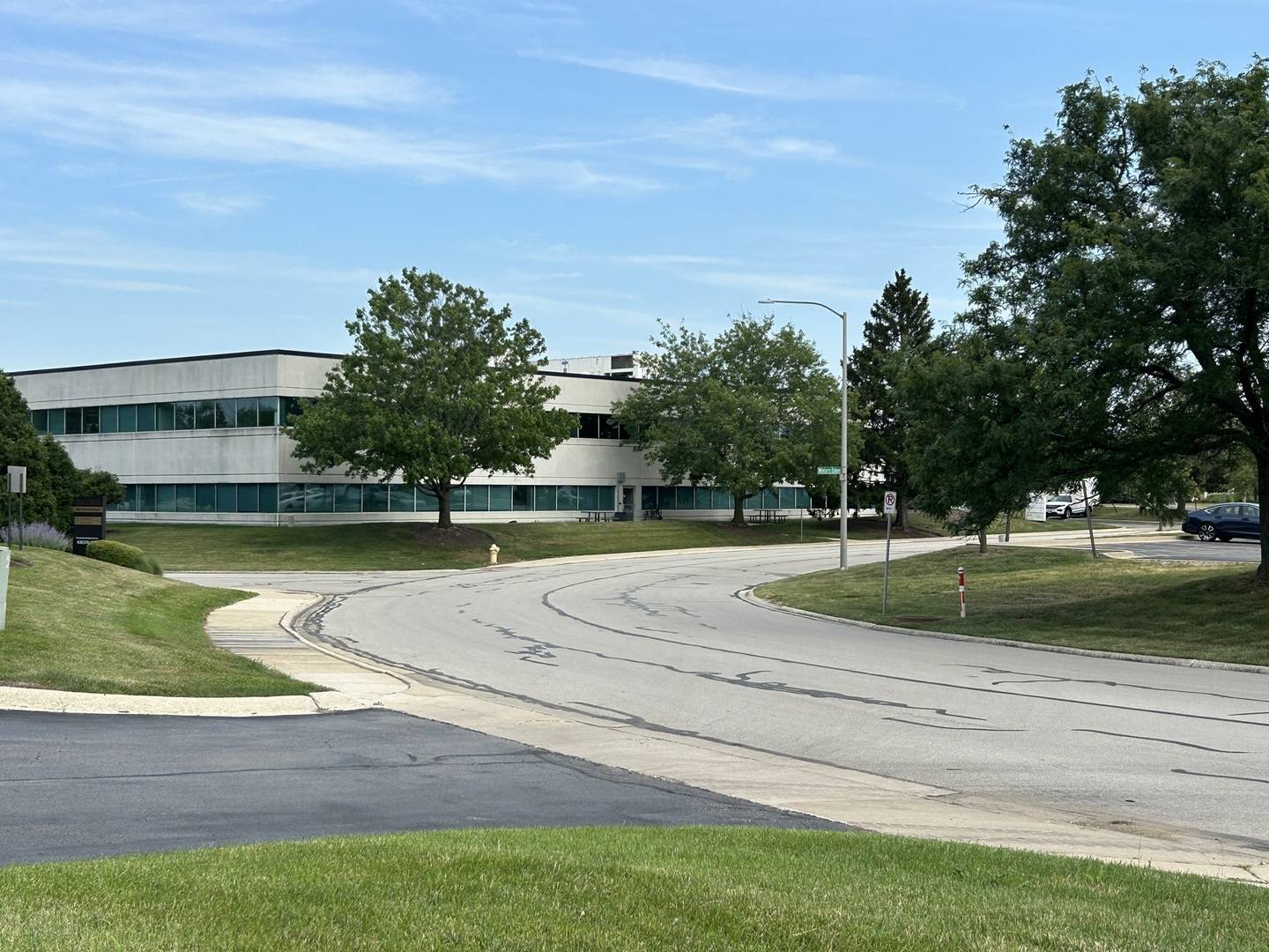555 Waters Edge LN, Lombard, IL 60148