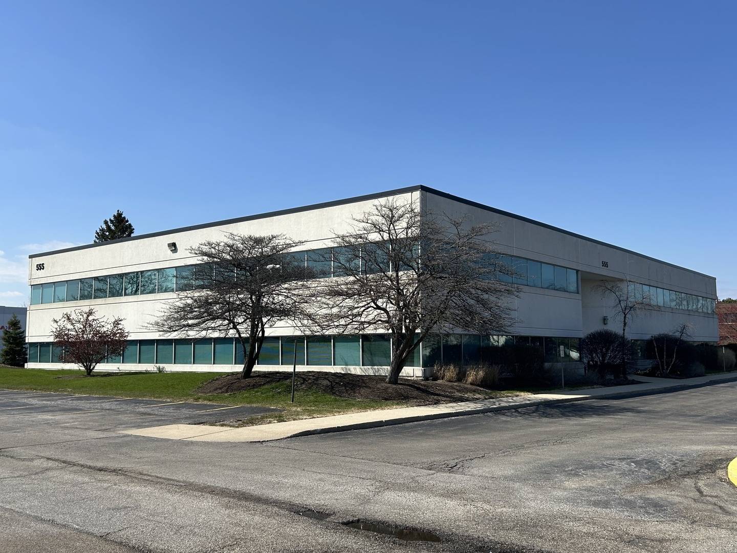 555 Waters Edge LN, Lombard, IL 60148