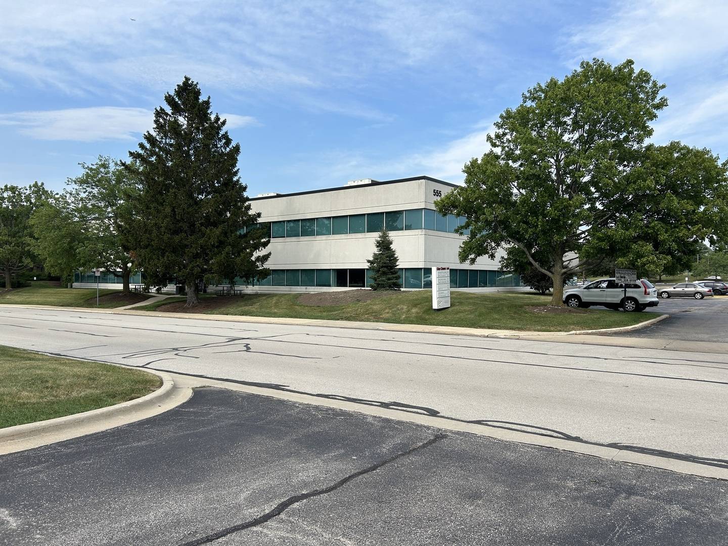 555 Waters Edge LN, Lombard, IL 60148