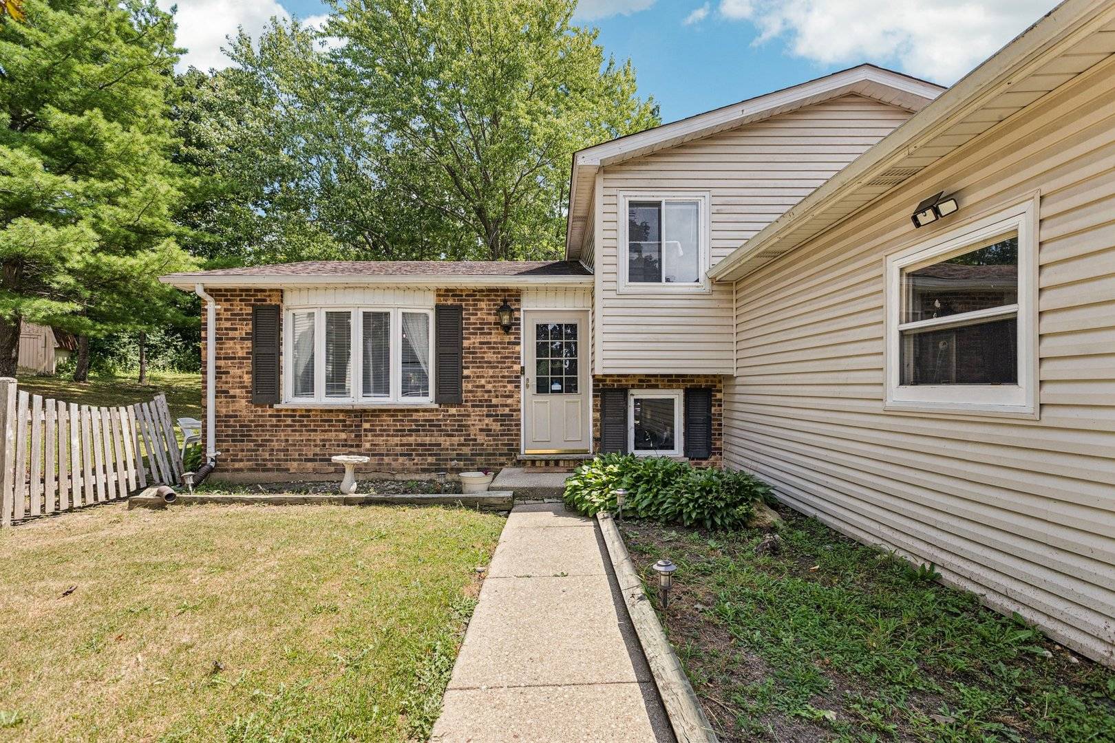 710 Greenbriar LN, Lindenhurst, IL 60046