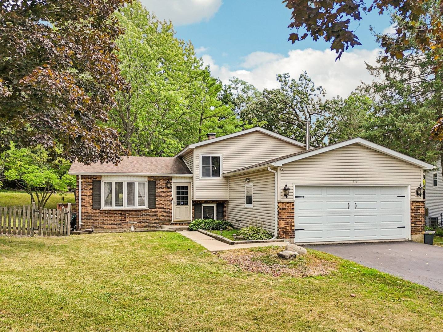 710 Greenbriar LN, Lindenhurst, IL 60046