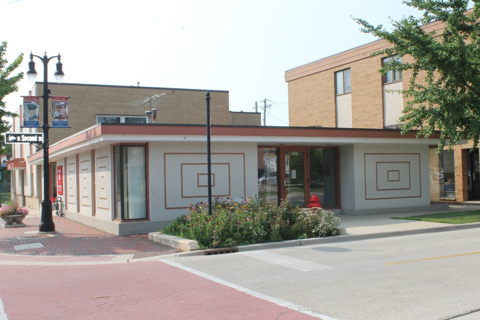129 E Locust ST, Dekalb, IL 60115
