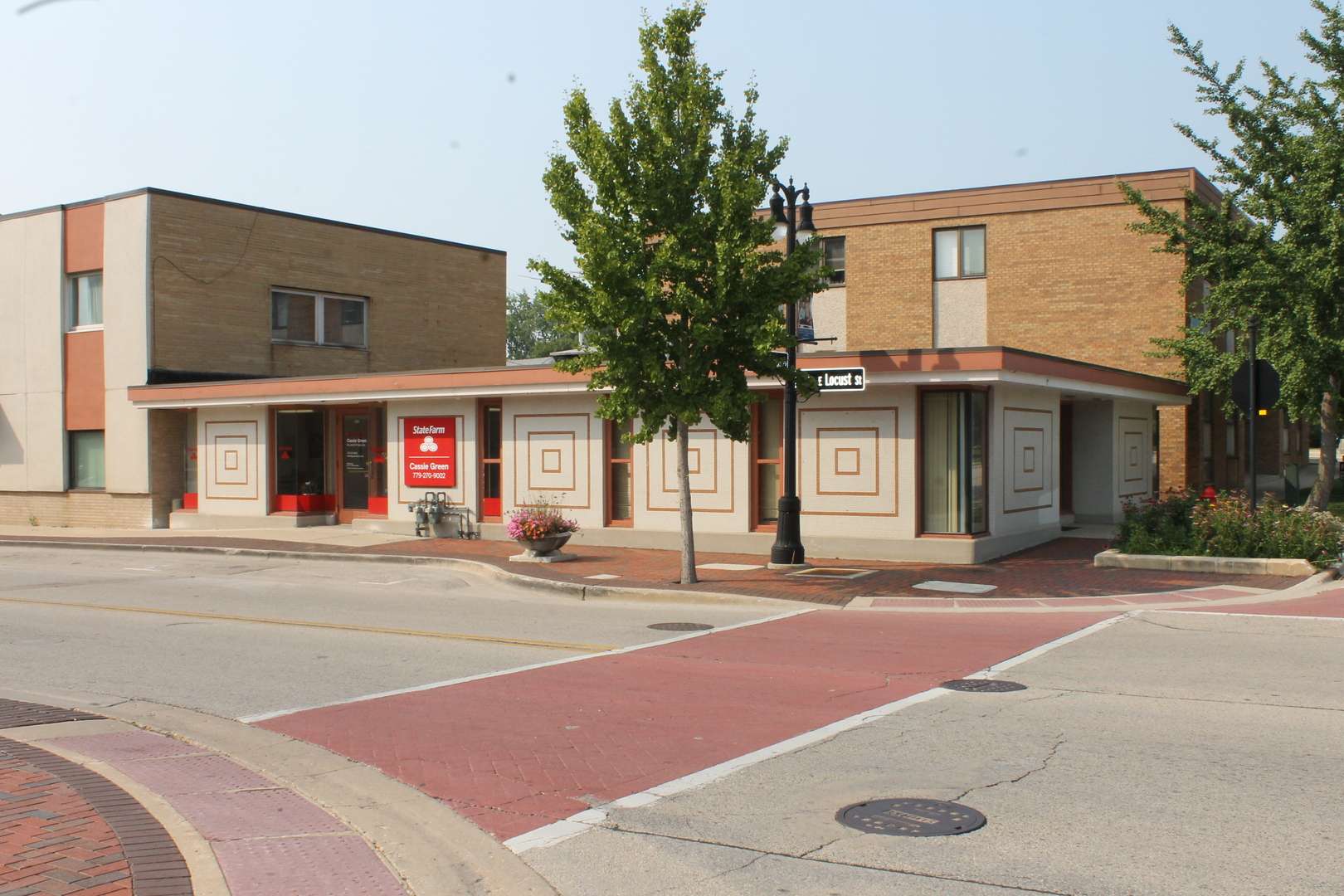129 E Locust ST, Dekalb, IL 60115