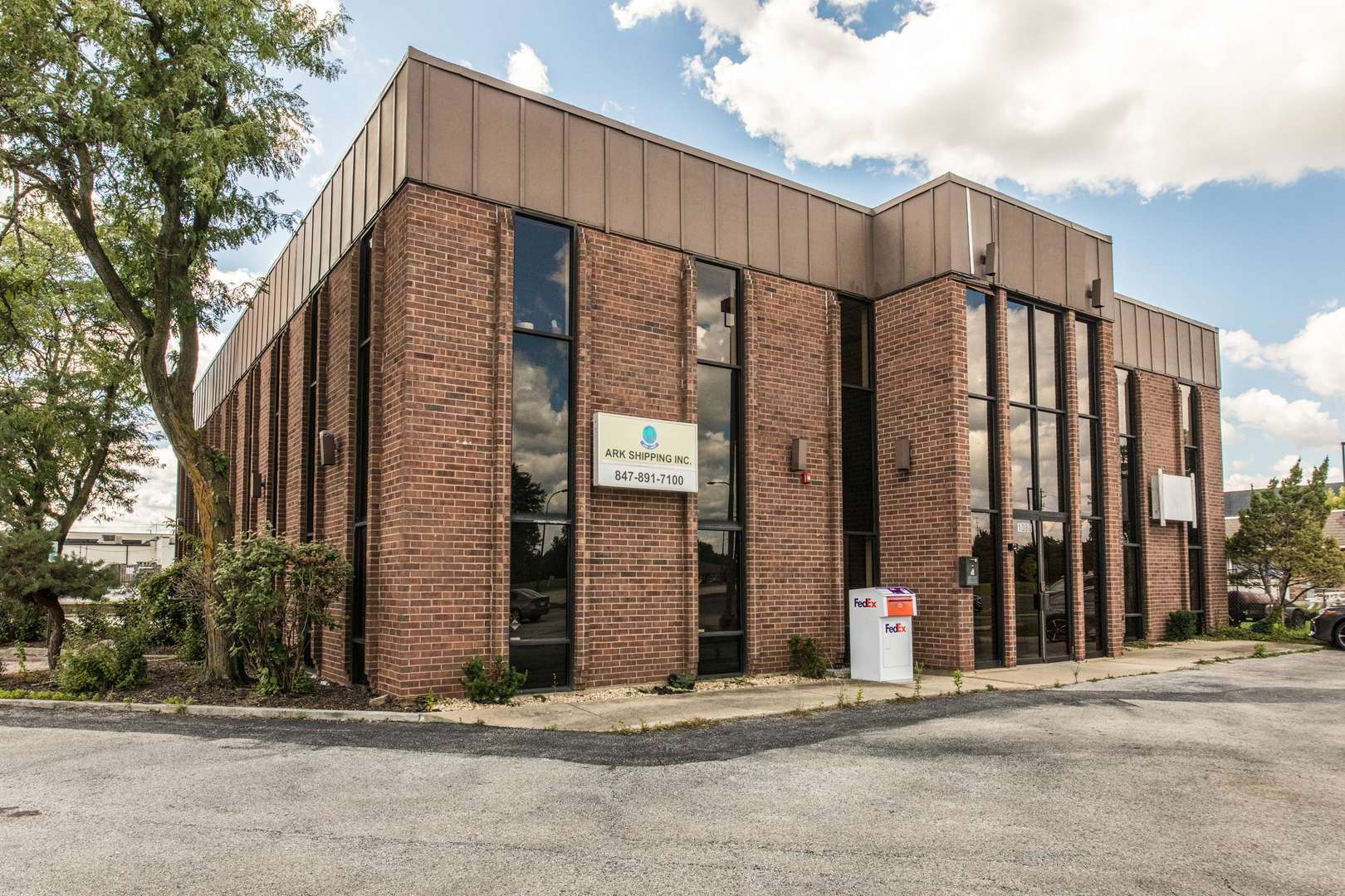 1080 Nerge RD, Elk Grove Village, IL 60007