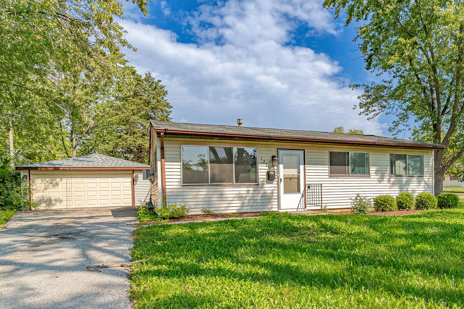 120 GROW LN, Streamwood, IL 60107