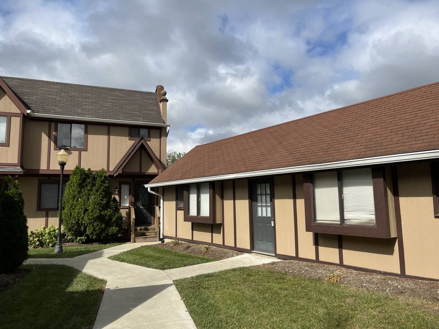 825 Village Quarter RD #A5, West Dundee, IL 60118