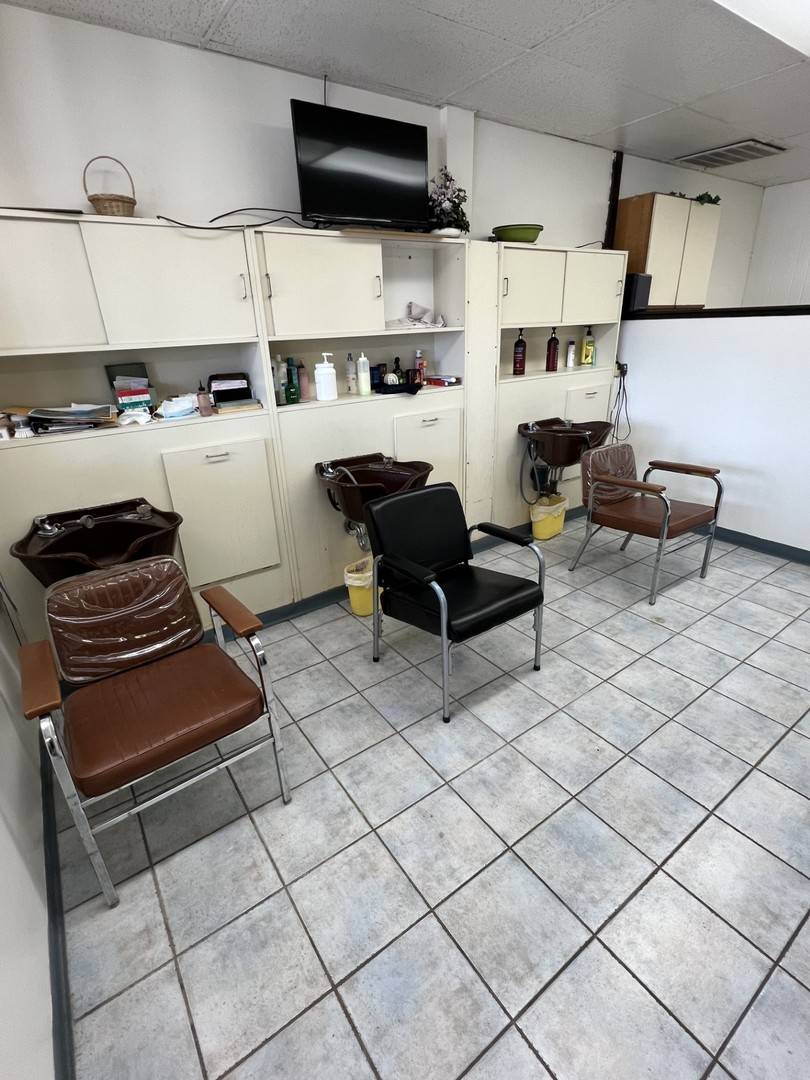 630 W Algonquin RD, Des Plaines, IL 60016