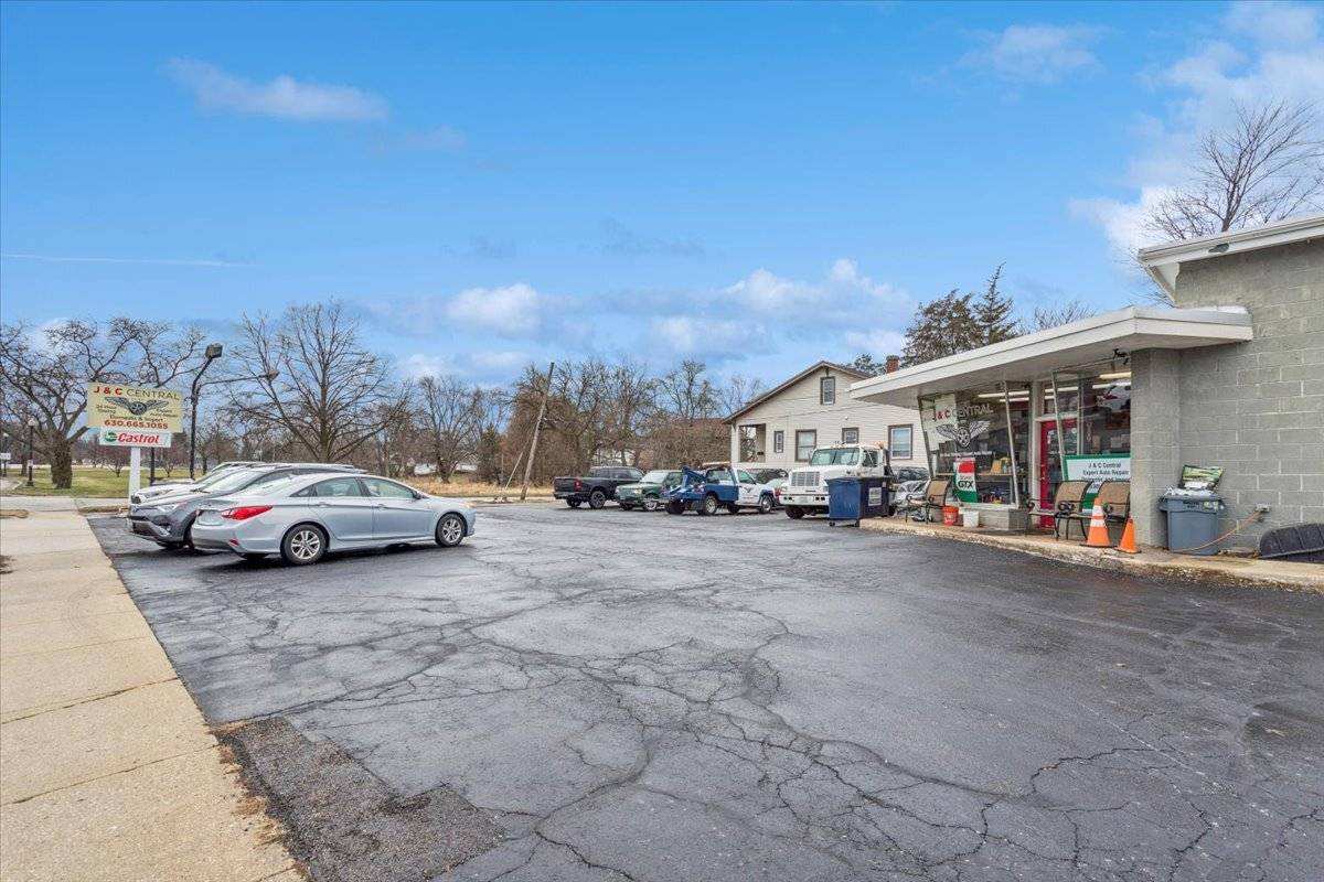 Confidential Main ST, Wheaton, IL 60187