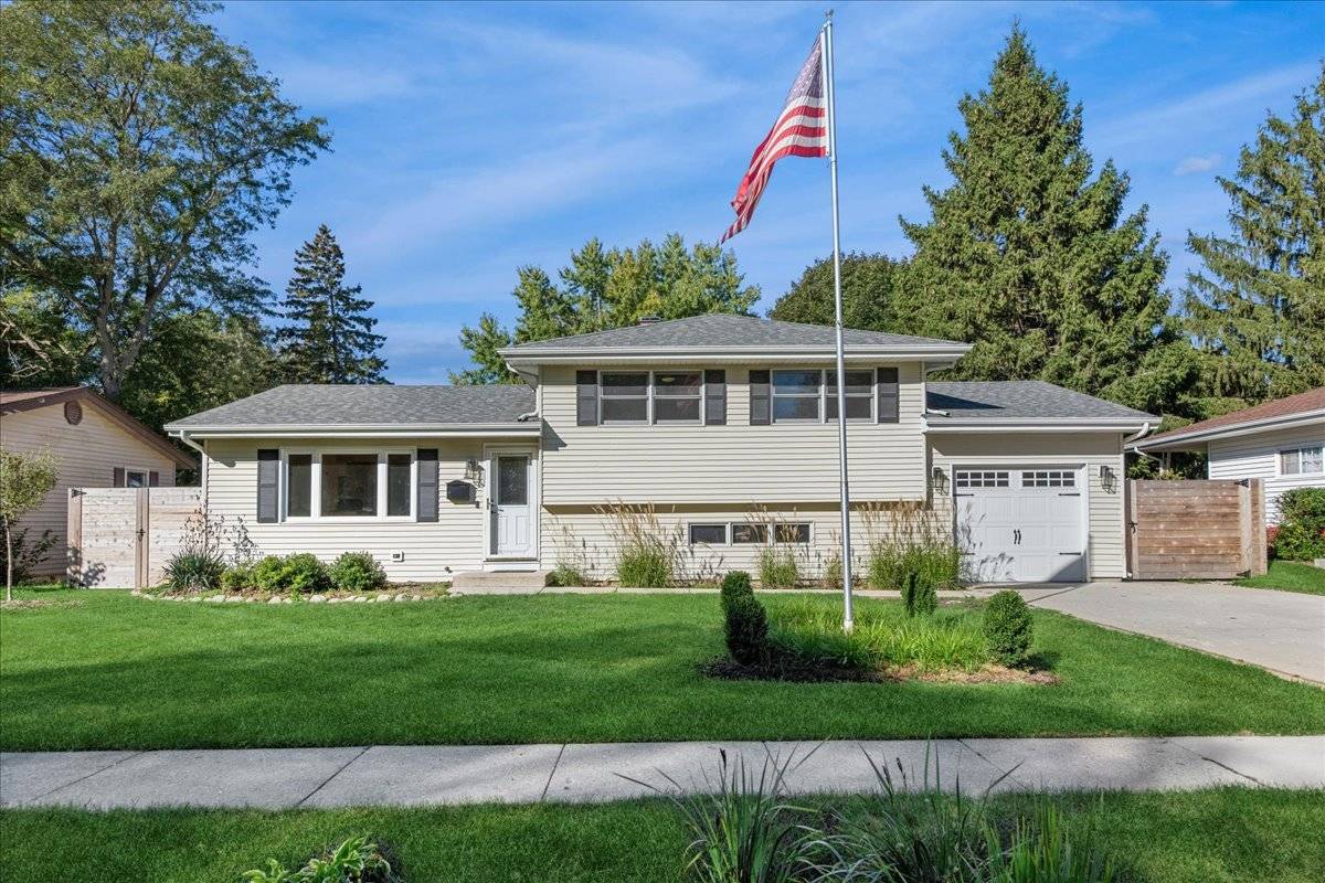 208 S River RD, Fox River Grove, IL 60021