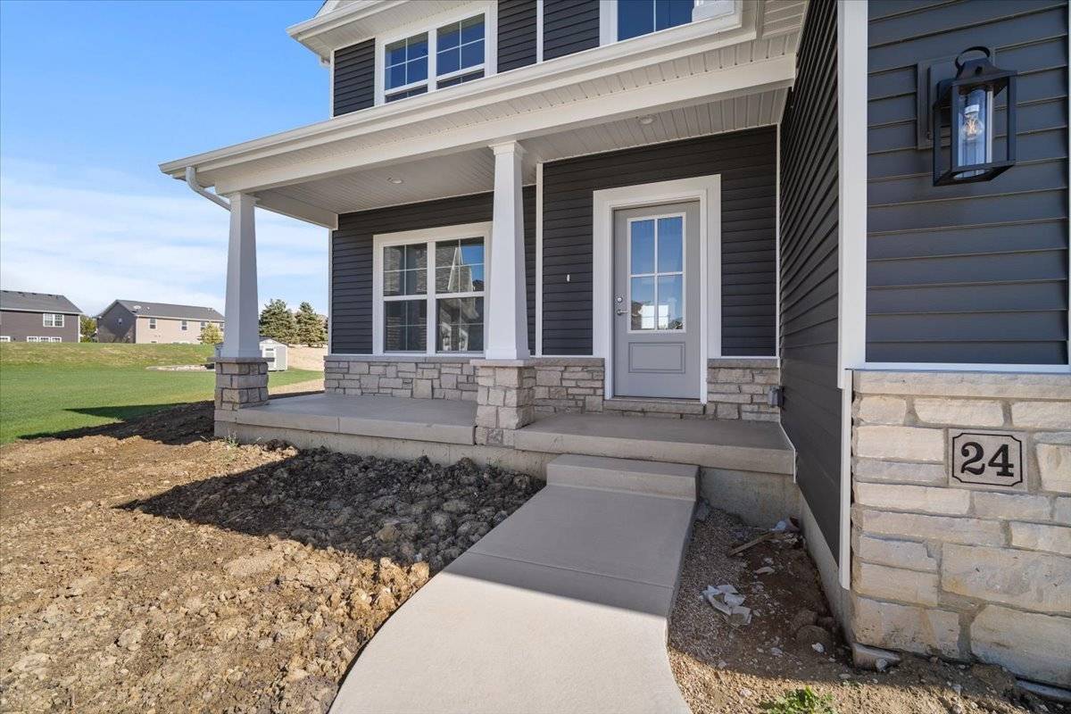 24 Stonehouse CT, Bloomington, IL 61705