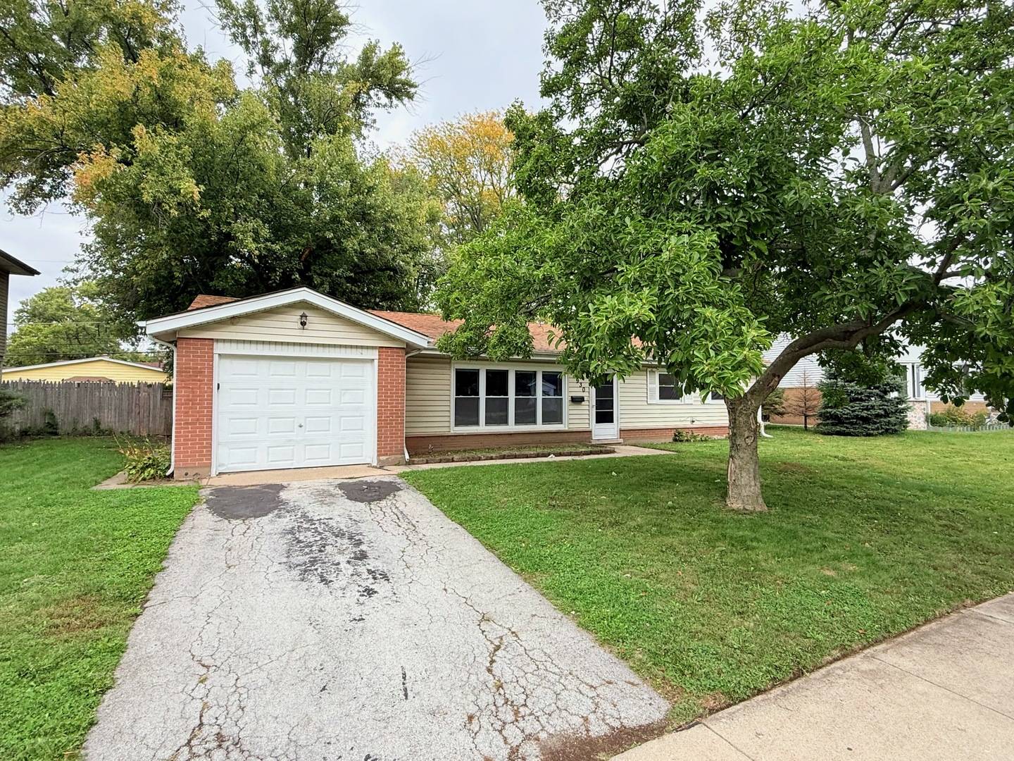 930 Coach RD, Homewood, IL 60430