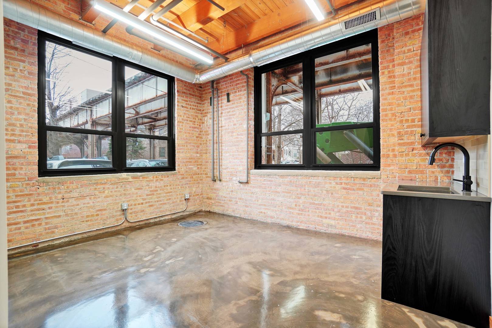 1806 W Cuyler AVE #104, Chicago, IL 60613