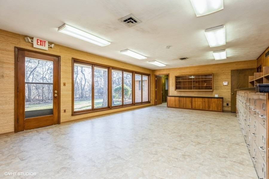 1700 S Eastwood DR, Woodstock, IL 60098