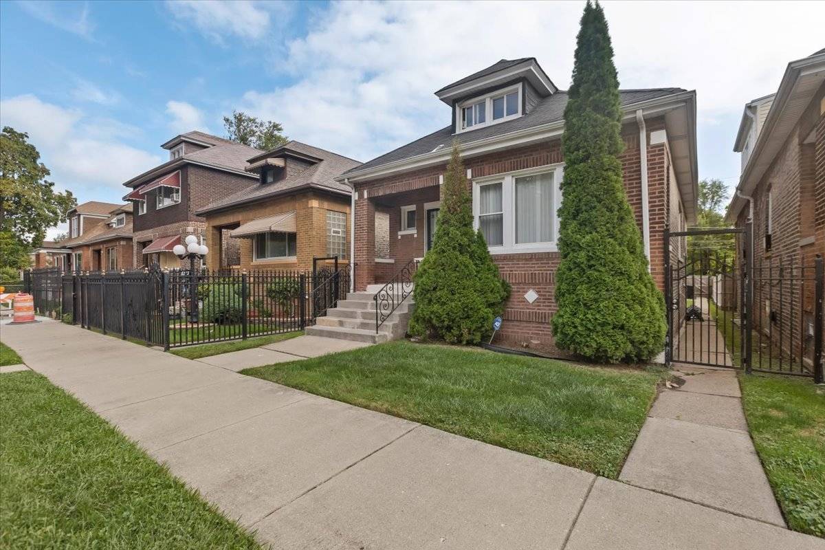 8225 S MANISTEE AVE, Chicago, IL 60617
