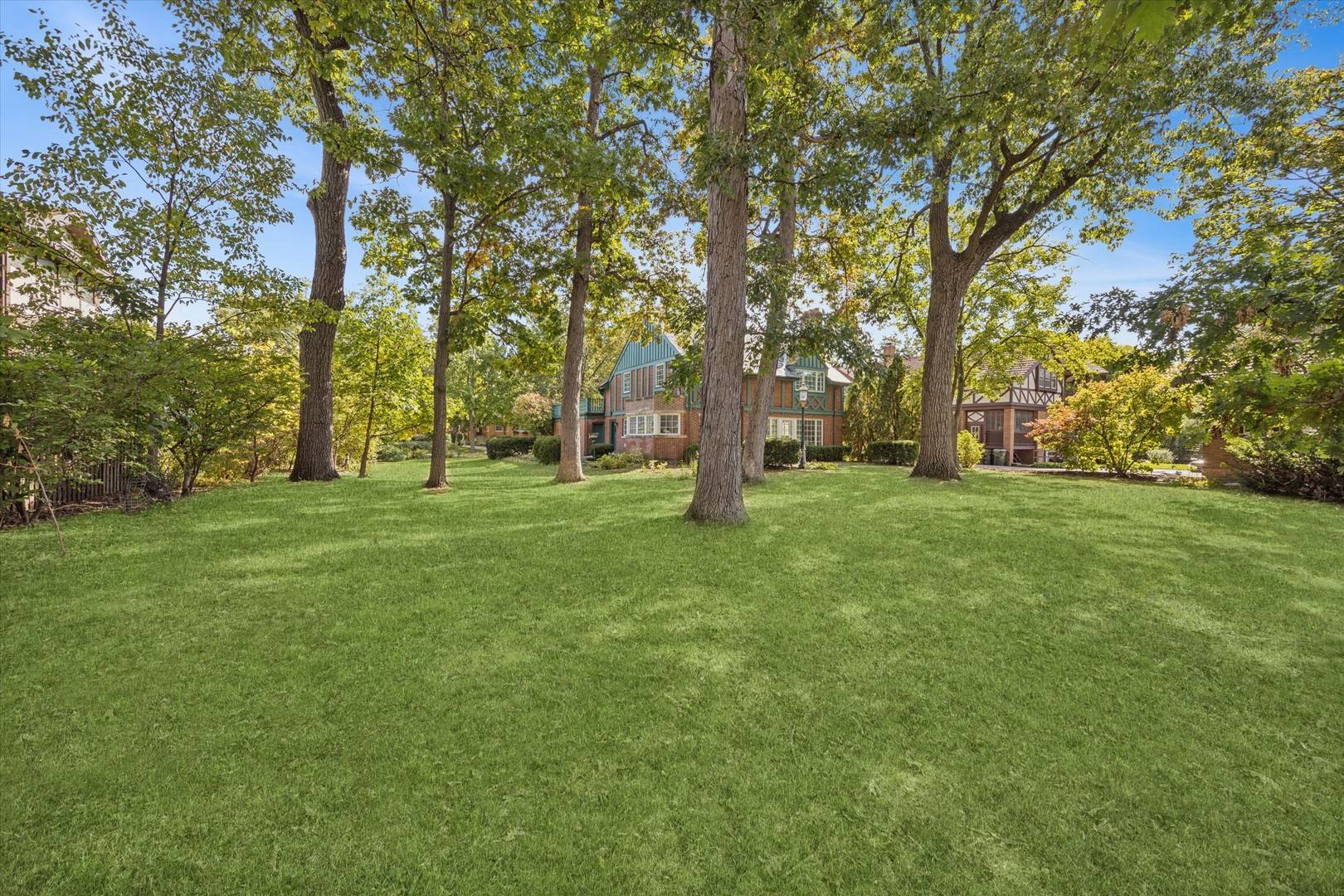 220 Maplewood RD, Riverside, IL 60546