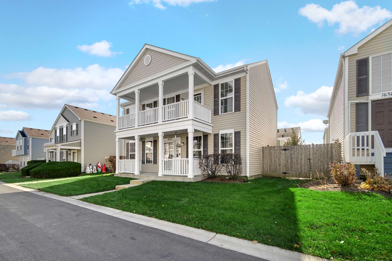 1653 Victoria Park CIR, Aurora, IL 60504