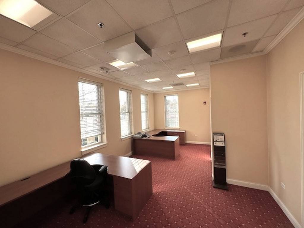 27 N Main ST, Crystal Lake, IL 60014