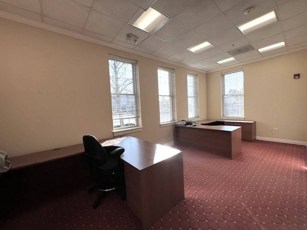 27 N Main ST, Crystal Lake, IL 60014
