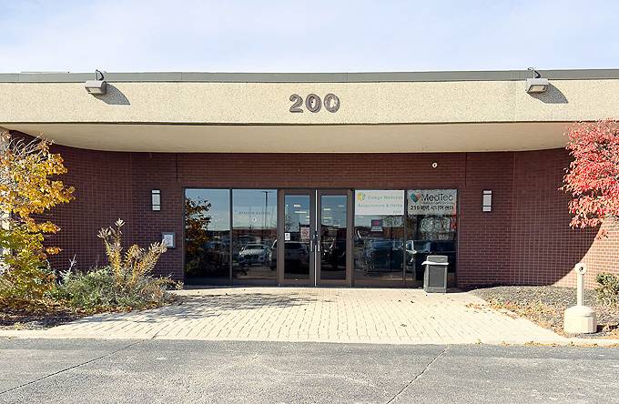 1400 S Wolf RD, Wheeling, IL 60090