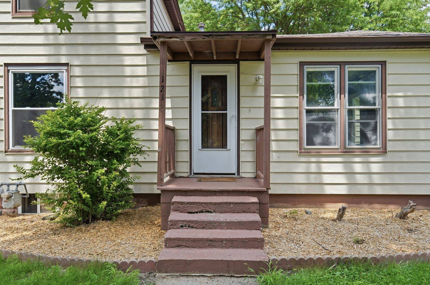 121 E James ST, Forrest, IL 61741