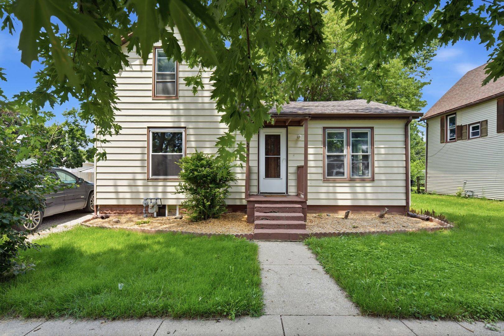 121 E James ST, Forrest, IL 61741