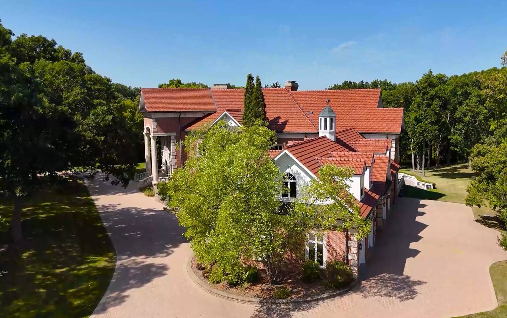 94 Hawthorne RD, Barrington Hills, IL 60010