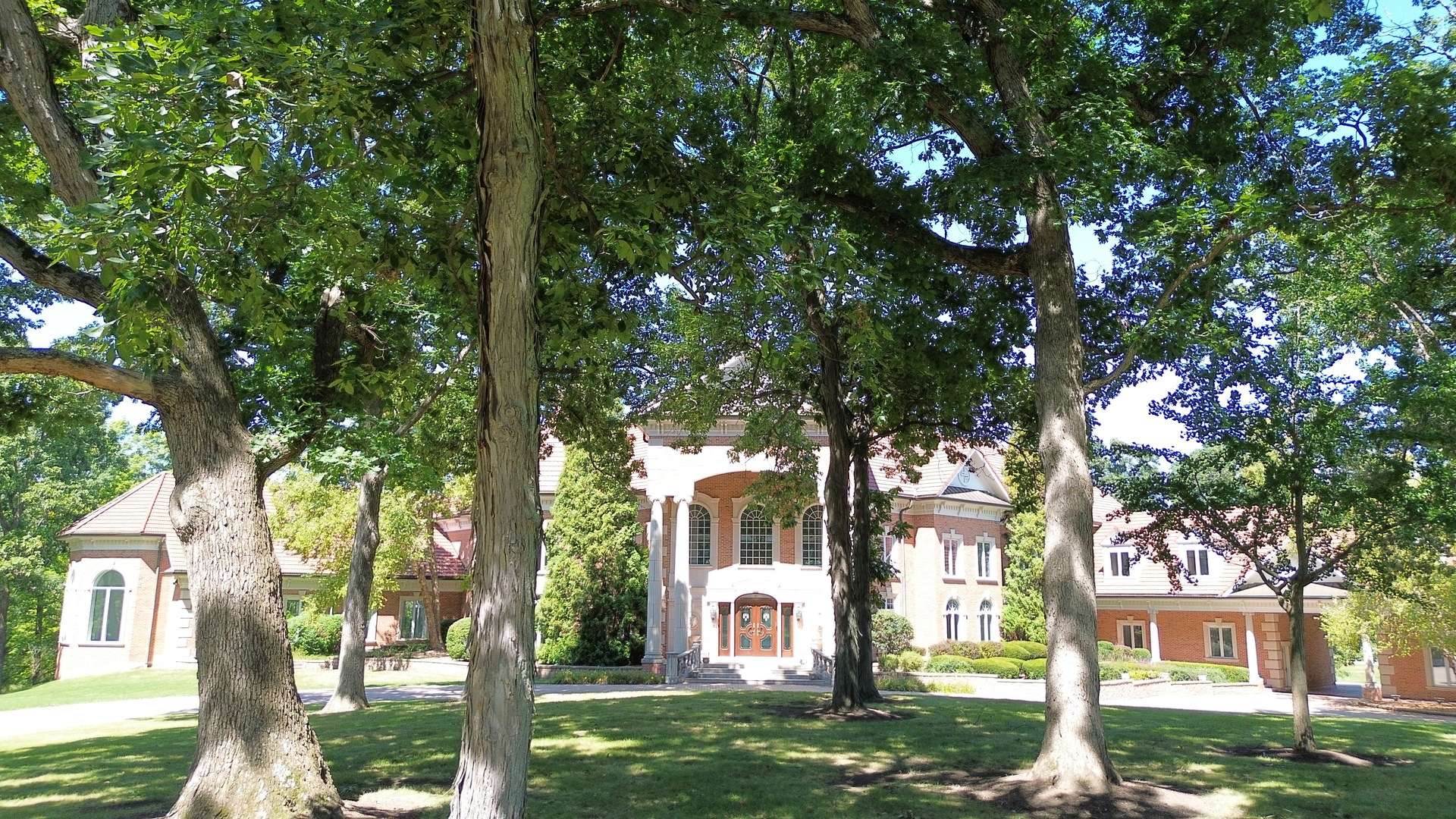 94 Hawthorne RD, Barrington Hills, IL 60010