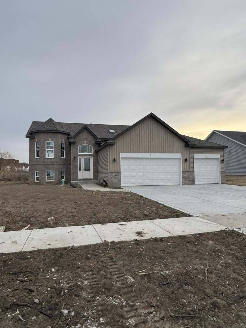 8252 Dylan DR, Merrillville, IN 46410