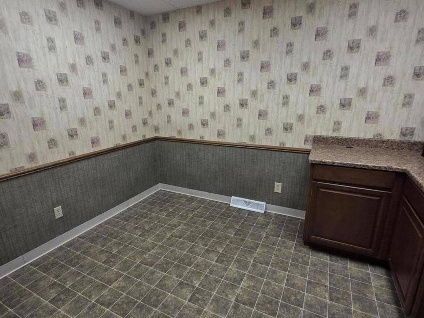 616 35th AVE #2, Moline, IL 61265