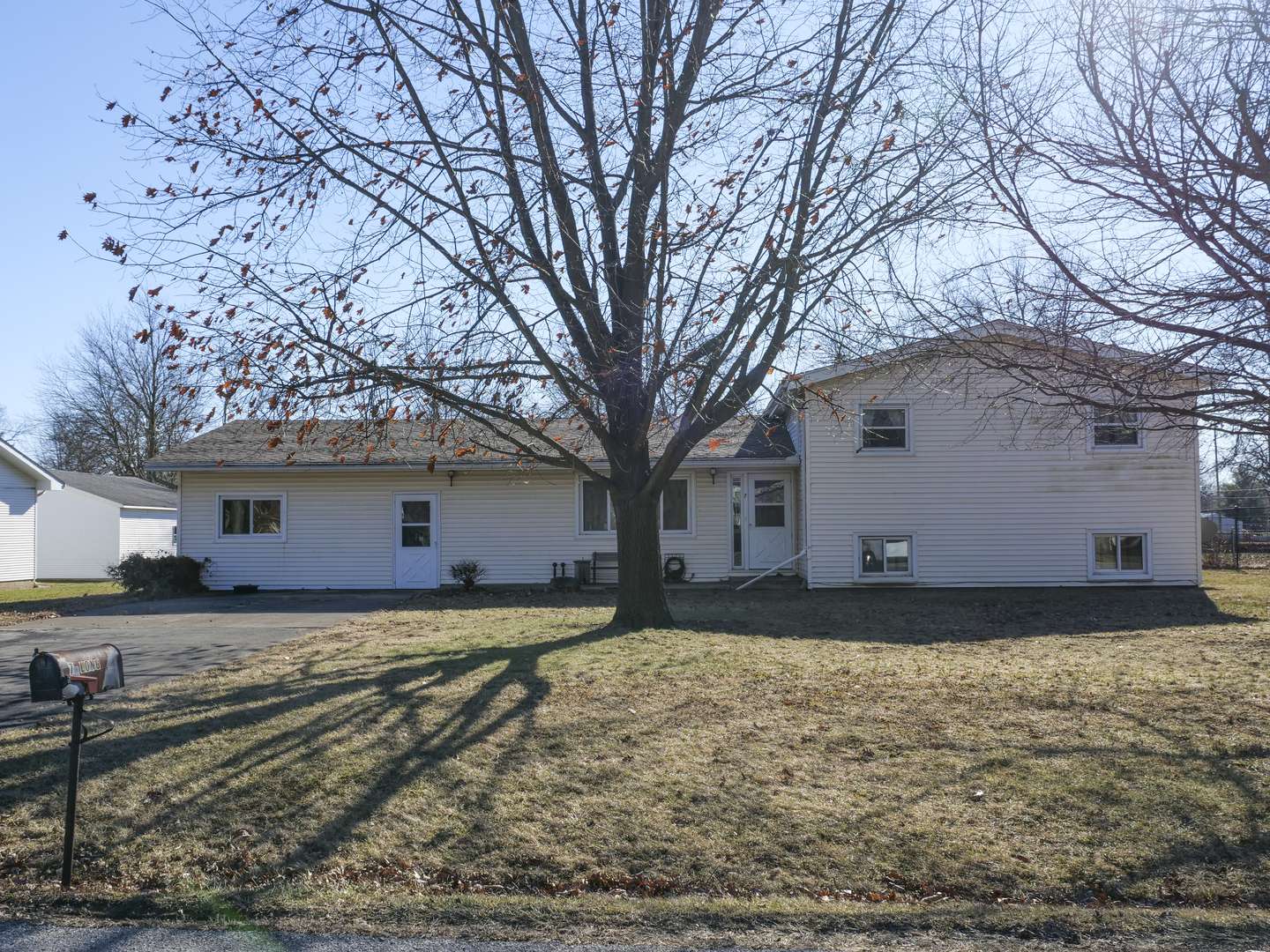 7 Birch LN, Villa Grove, IL 61956