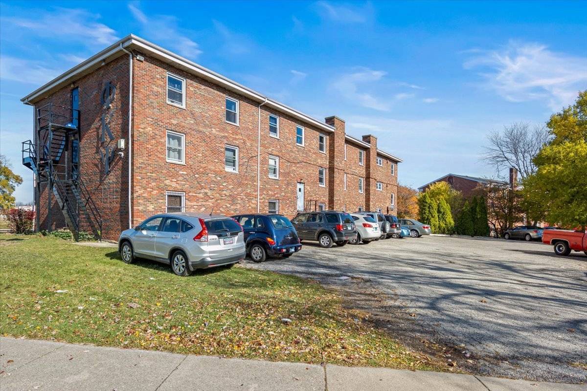 1020 W Hillcrest DR, Dekalb, IL 60115
