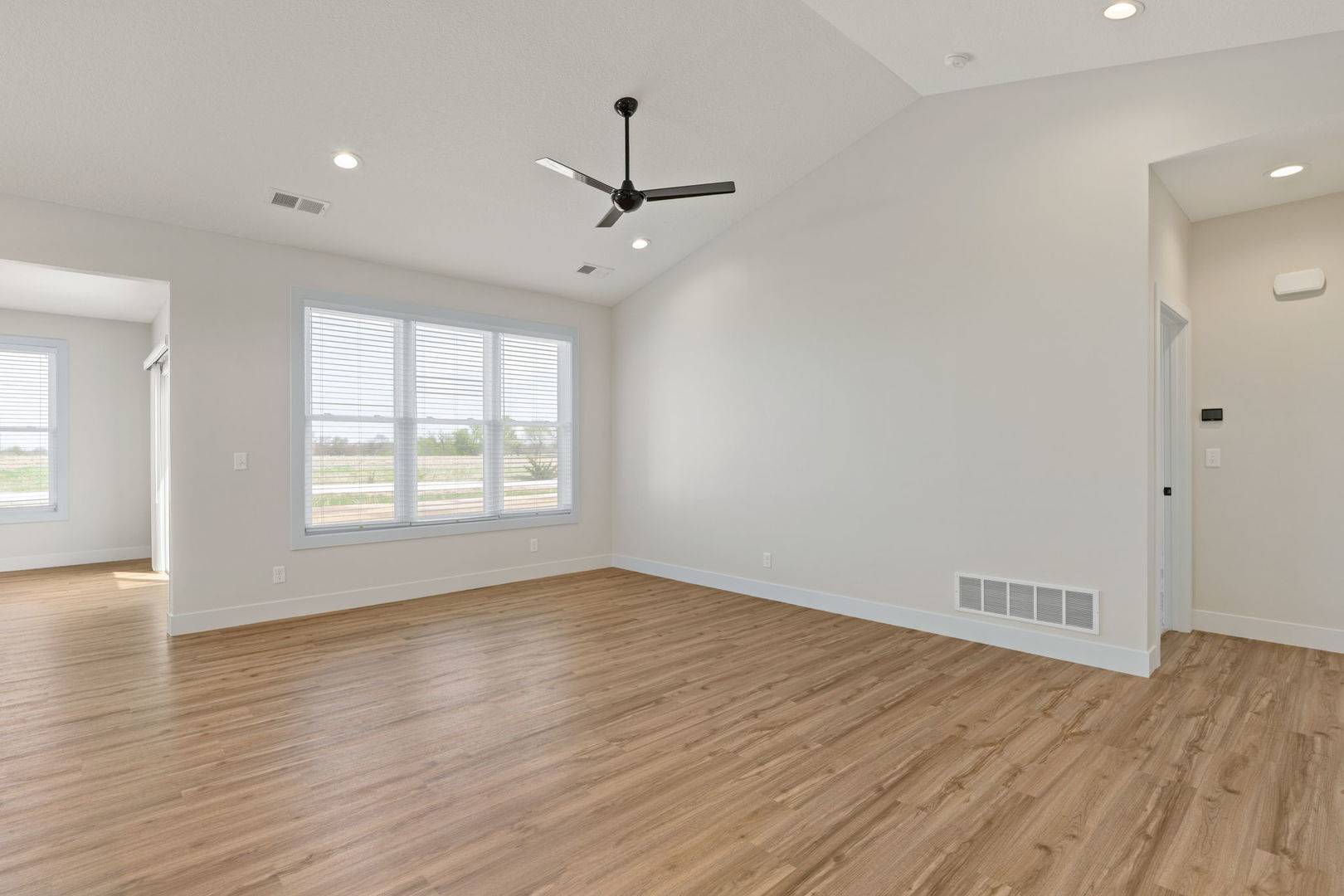 1 FRANK CT, Leclaire, IA 52753