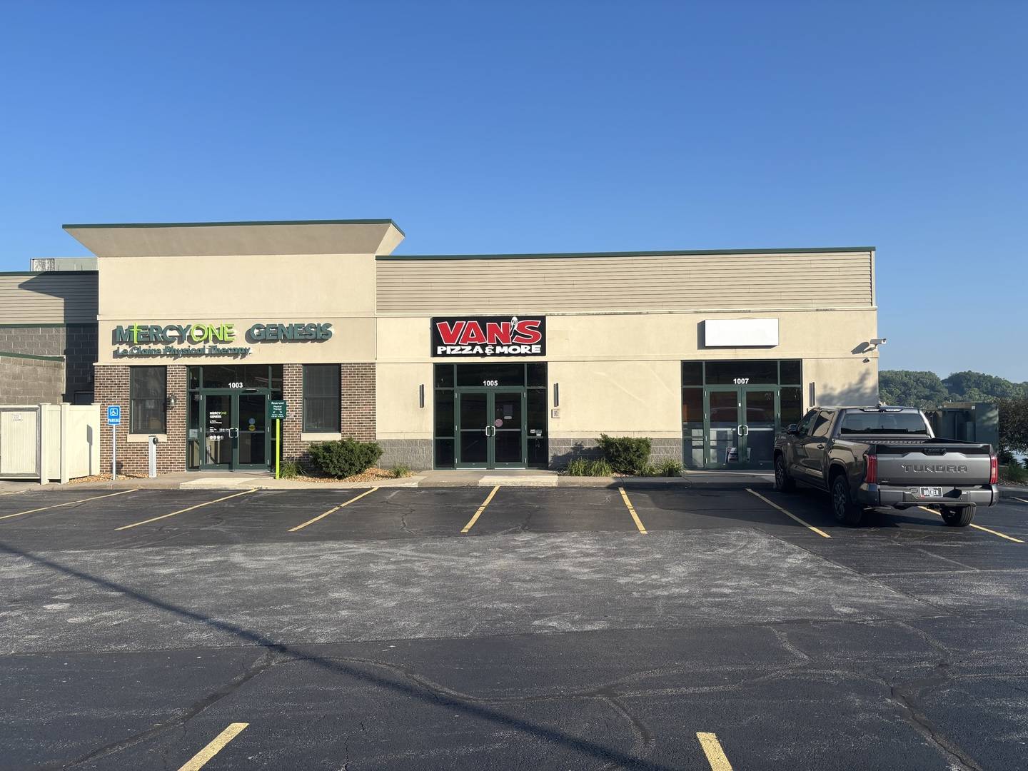1005 Canal Shore DR SW, Leclaire, IA 52753
