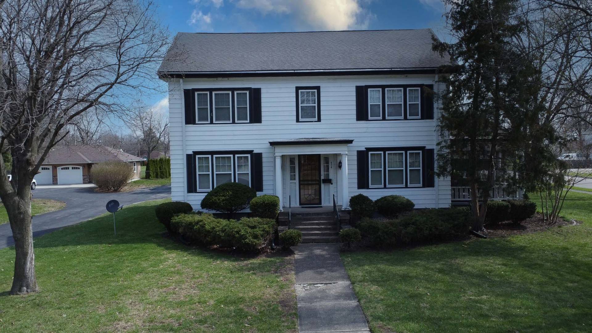 454 S 5th ST, Watseka, IL 60970