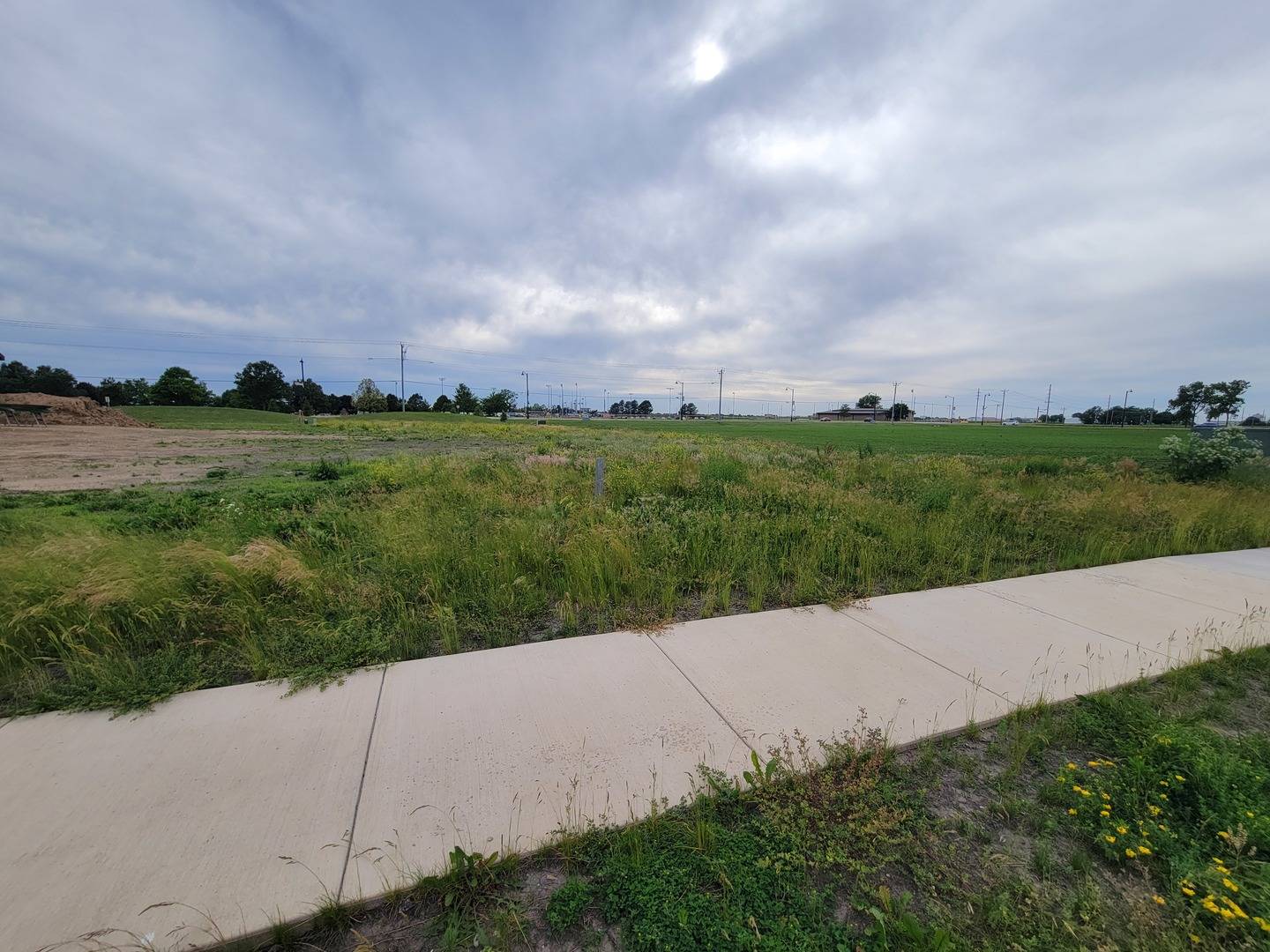 16 Pointe BLVD, Peru, IL 61354