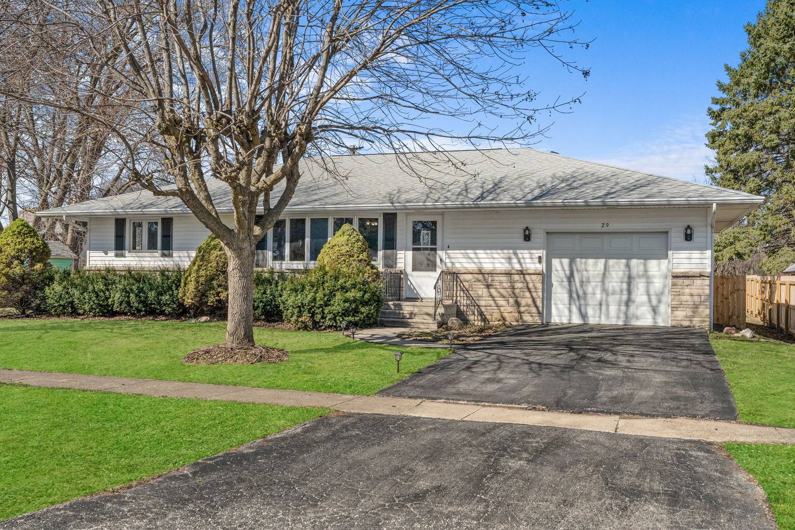 29 W Oak ST, Piper City, IL 60959