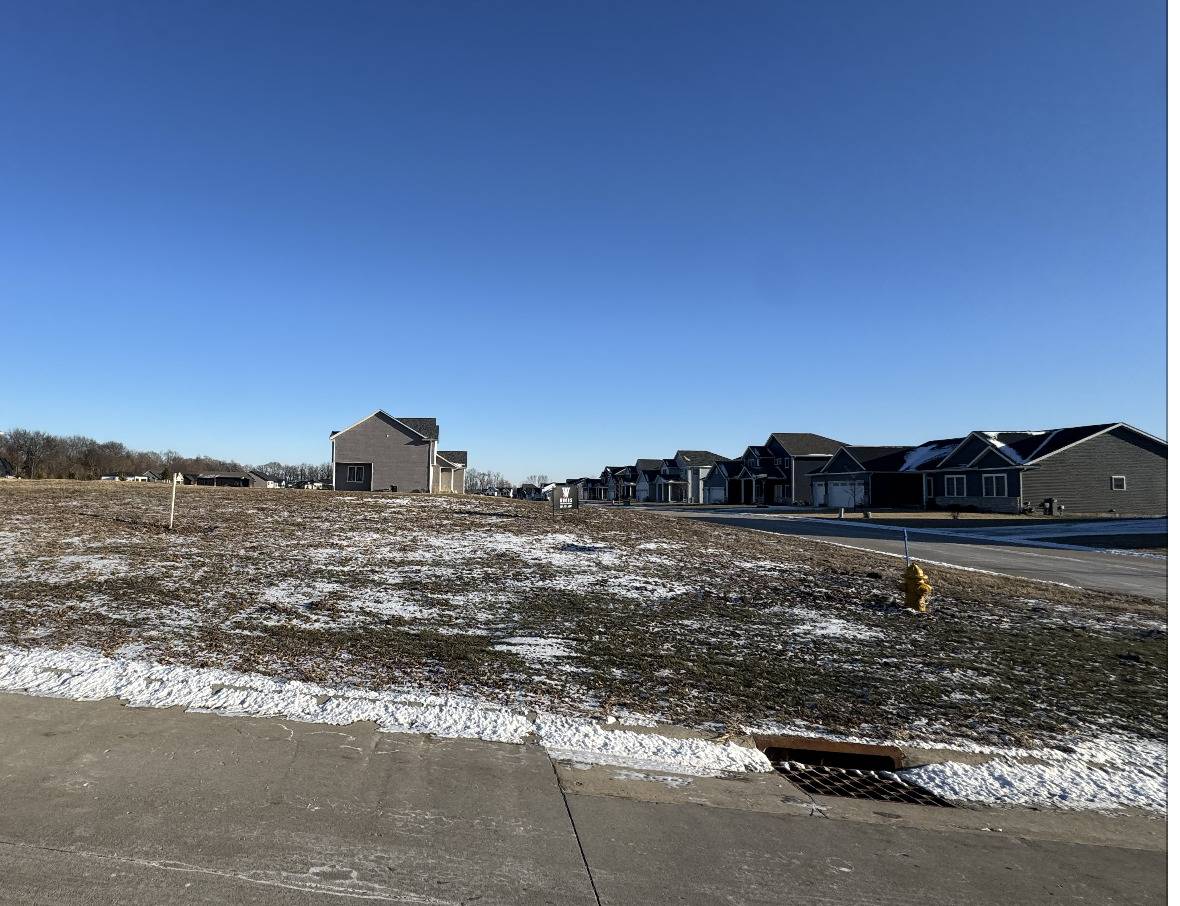 347 Mason DR, Riverdale, IA 52722