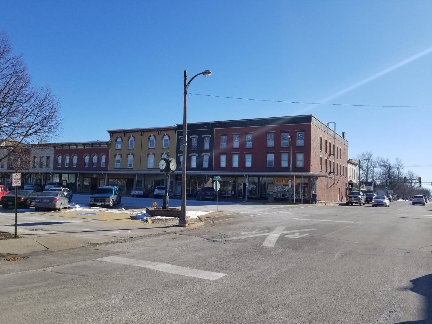 8 E Railroad ST, Sandwich, IL 60548