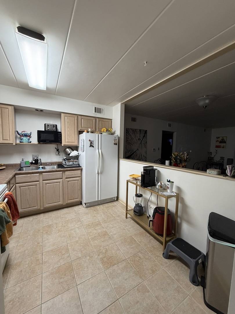 10002 S Pulaski RD #207, Oak Lawn, IL 60453