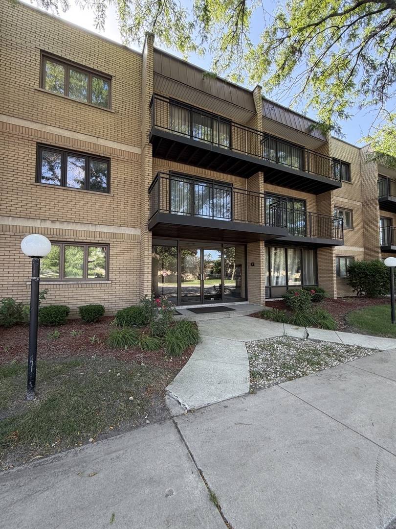 10002 S Pulaski RD #207, Oak Lawn, IL 60453