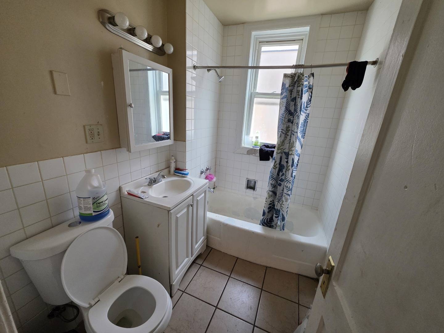 3742 W Montrose AVE, Chicago, IL 60618