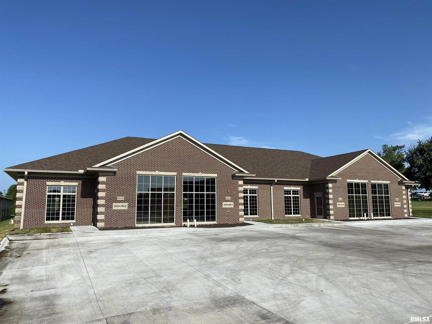 3648 UTICA RIDGE RD, Bettendorf, IA 52722